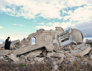 DURING MARCH POGROM, ALBANIAN EXTREMISTS ESPECIALLY TARGETED SERBIAN HOLY SITES