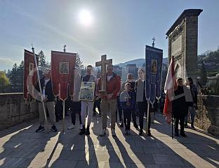 СЛУЖЕН МОЛЕБАН НА ЋУПРИЈИ, ПОКЛОНИЦИ КРЕНУЛИ КА СТАРОМ БРОДУ