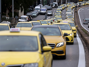 ТАКСИСТИ ШИРОМ ГРЧКЕ СТУПИЛИ У ШТРАЈК