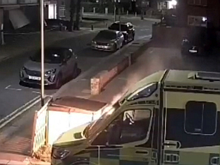 СТАРМЕР ОСУДИО ПАЉЕЊЕ ВОЗИЛА ЈЕВРЕЈСКЕ ОРГАНИЗАЦИЈЕ