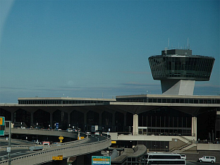 ЕВАКУИСАН КОНТРОЛНИ ТОРАЊ У ЊУАРКУ