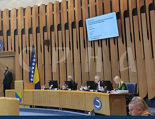 УСВОЈЕНЕ ИЗМЈЕНЕ ЗАКОНА КОЈИМА СЕ ЗАПОСЛЕНИМА У ИНСТИТУЦИЈАМА БиХ ПОВЕЋАВАЈУ ПЛАТЕ