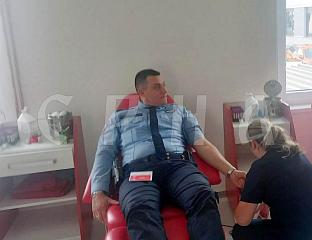 ПОЛИЦИЈСКИ СЛУЖБЕНИЦИ ДАРОВАЛИ КРВ ПОВОДОМ ДАНА ПОЛИЦИЈЕ