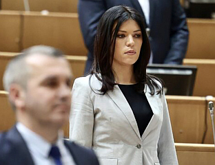 ГРАФИТИ НА КАСАРНИ У ПАЗАРИЋУ ДИРЕКТАН УДАР НА ИНСТИТУЦИЈЕ И СИГУРНОСТ ГРАЂАНА