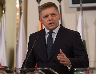 ФИЦО: НЕ ПОТЦЈЕЊУЈТЕ ПОПУЛАРНОСТ ПУТИНА У РУСИЈИ