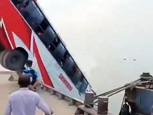 АУТОБУС УПАО У РИЈЕКУ, ПОГИНУЛА 24 ПУТНИКА