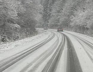 У ПРЕКИДУ САОБРАЋАЈ НА ВИШЕ ПУТНИХ ПРАВАЦА ЗБОГ СНИЈЕГА, ИЗЛИЈЕВАЊА ВОДЕ И ОДРОНА