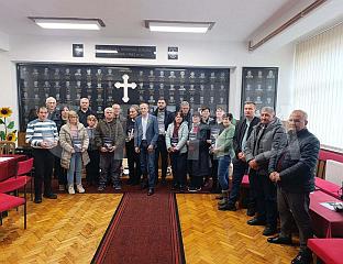 ПОРОДИЦАМА ПОГИНУЛИХ БОРАЦА УРУЧЕН ПРИМЈЕРАК МОНОГРАФИЈЕ О 16. КРАЈИШКОЈ БРИГАДИ