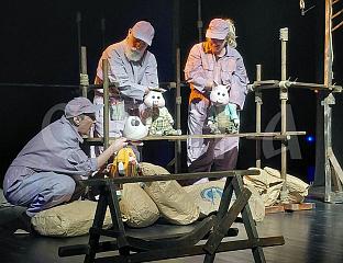 ОДИГРАНЕ ПРЕДСТАВЕ "ЗАЉУБЉЕНИ ЛЕПТИРИ" И "ТРИ ПРАСЕТА" ПОЗОРИШТА ИЗ СРБИЈЕ