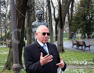 БИСТЕ ДУЧИЋА И ДОМАНОВИЋА НА КАЛЕМЕГДАНУ ЗАКЛОЊЕНЕ ДРВЕНИМ КИОСЦИМА