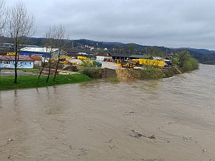 ВОДОСТАЈ БОСНЕ ИЗНАД КОТЕ ОД РЕДОВНЕ ОДБРАНЕ ОД ПОПЛАВЕ, ПОЈАВИЛА СЕ КЛИЗИШТА