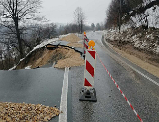 САОБРАЋАЈ НА МАГИСТРАЛИ ТУЗЛА-БИЈЕЉИНА И ДАЉЕ У ПРЕКИДУ