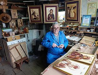 ВЛАДИМИР ЈОВАНОВИЋ НЕОБРАЂЕНО ДРВО ПРЕТВАРА У ИКОНЕ И СУВЕНИРЕ