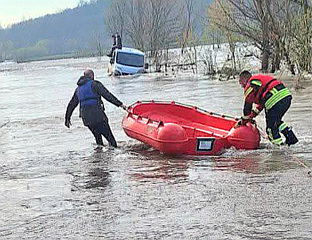 ЕВАКУИСАНИ СА КРОВА ВОЗИЛА НАКОН ШТО СУ ПОКУШАЛИ ПРОЋИ ПОПЛАВЉЕНОМ САОБРАЋАЈНИЦОМ
