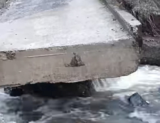 ОШТЕЋЕН МОСТ НА ЈЕДИНОЈ САОБРАЋАЈНИЦИ ДО ГОРЊЕ БРИЈЕСНИЦЕ