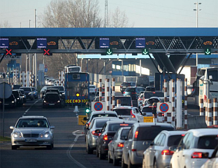 ДУГЕ КОЛОНЕ ВОЗИЛА НА ИЗЛАЗУ ПРЕМА ХРВАТСКОЈ