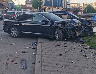 ПИЈАНИ ВОЗАЧ УДАРИО У ПАРКИРАНА ВОЗИЛА "ПАСАТ", "БМВ" И "ОПЕЛ"