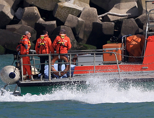 ПОТОНУО ТАКСИ БРОД, ПОГИНУЛЕ ЧЕТИРИ ОСОБЕ