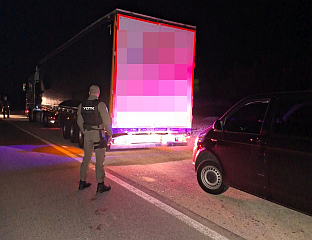 ПОЛИЦИЈА ПРОНАШЛА 38 МИГРАНАТА У КАМИОНУ КОД ГРАНИЧНОГ ПРЕЛАЗА ГРАДИНА