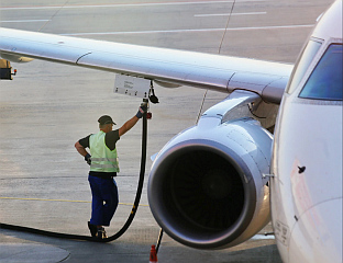 "КОРИЈЕРЕ ДЕЛА СЕРА": МОГУЋА НЕСТАШИЦА АВИОНСКОГ ГОРИВА ДО ЉЕТА