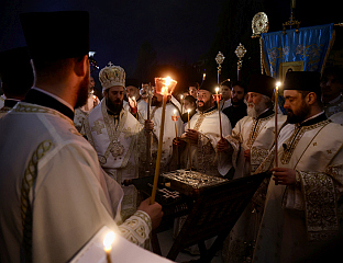 БЛАГОДАТНИ ОГАЊ ПОДИЈЕЉЕН ВЈЕРНИЦИМА У ХРАМУ СВЕТОГ САВЕ У БЕОГРАДУ