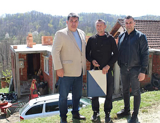 ПОДРШКА ОПШТИНЕ САМОХРАНОМ ОЦУ И РАТНОМ ВОЈНОМ ИНВАЛИДУ У ПИРКОВЦИМА