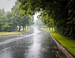 ОБЛАЧНО СА КИШОМ, ЛОКАЛНО ЈАЧОМ УЗ ГРМЉАВИНУ