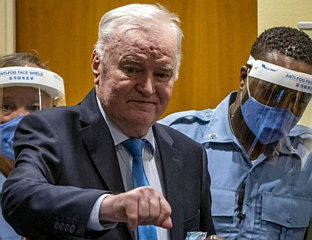 СРПСКИ ЉЕКАРИ ПРЕГЛЕДАЋЕ ГЕНЕРАЛА МЛАДИЋА 22. АПРИЛА