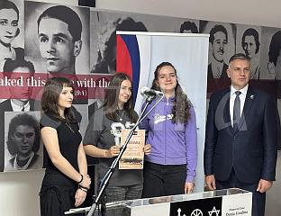 ОТВОРЕНА ИЗЛОЖБА НАГРАЂЕНИХ УЧЕНИЧКИХ РАДОВА О СТРАДАЊУ У ЈАСЕНОВЦУ