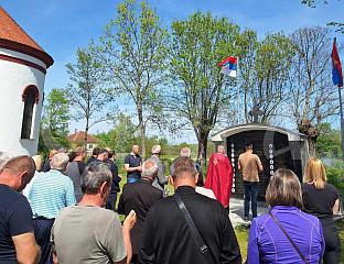 СЛУЖЕН ПАРАСTОС ЗА 30 СРПСКИХ ЖРTАВА У ОДБРАМБЕНО-ОTАЏБИНСКОМ РАТУ