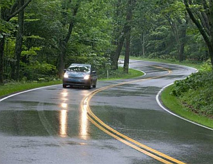 НА СЈЕВЕРОЗАПАДУ КОЛОВОЗИ МОКРИ И КЛИЗАВИ