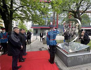 ПОЛОЖЕНИ ВИЈЕНЦИ НА СПОМЕНИК 12 БЕБА