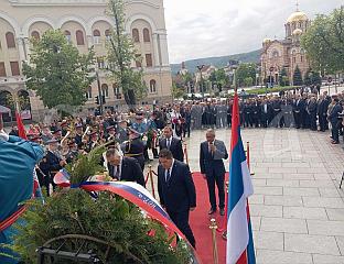 БРОЈНЕ ДЕЛЕГАЦИЈЕ ПОЛОЖИЛЕ ВИЈЕНЦЕ НА СПОМЕНИК ПОГИНУЛИМ БОРЦИМА НОР-а