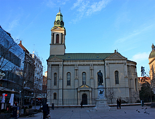 НЕПОЗНАТА ЛИЦА БАЦАЛА СТОЛИЦЕ И ДРУГЕ ПРЕДМЕТЕ НА САБОРНИ ХРАМ