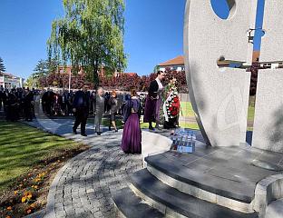 ПОЛОЖЕНИ ВИЈЕНЦИ НА СПОМЕНИКЕ ЖРTВАМА ПРЕTХОДНИХ РАTОВА