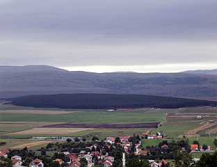 AROUND 3000 SERB RETURNEES OPPOSE PLANNED MILITARY RANGE