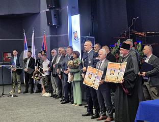 УРУЧЕНА ПРИЗНАЊА ЗАСЛУЖНИМ ПОЈЕДИНЦИМА И УСТАНОВАМА