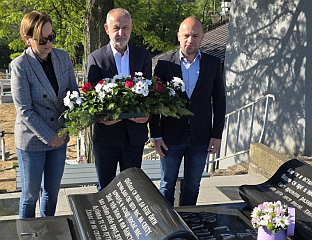 ДЕЛЕГАЦИЈА ГРАДА ПОЛОЖИЛА ВИЈЕНАЦ НА ГРОБ БРАНИСЛАВА ГАРИЋА