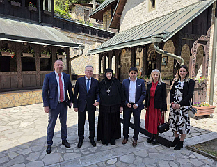 КАЛАБУХОВ У ПОСЈЕTИ ОСНОВНОЈ ШКОЛИ И МАНАСТИРИМА ЛОВНИЦА И ПАПРАЋА