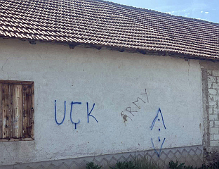 ИСПИСИВАЊЕ ГРАФИТА ТЕРОРИСТИЧКЕ ОВК ШИРИ СТРАХ МЕЂУ СРБИМА