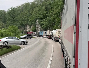 ВОЗАЧ "РЕНОА" ПОВРИЈЕЂЕН У СУДАРУ СА ТЕРЕТНИМ ВОЗИЛОМ