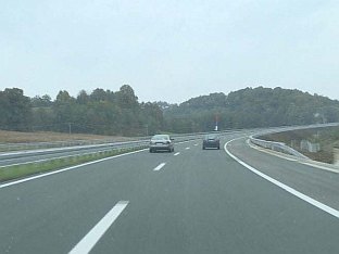 БЕЗ ЗАСТОЈА НА САОБРАЋАЈНИЦАМА, ГУЖВЕ ПРЕМА ЈУГУ И У БЛИЗИНИ ГРАДСКИХ СРЕДИНА