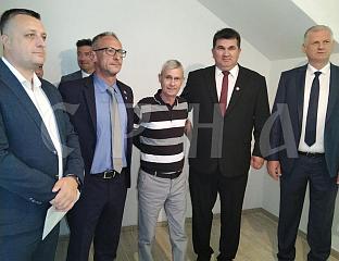 УРУЧЕНИ КЉУЧЕВИ ЗА ТРИ ПОРОДИЦЕ