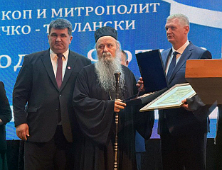 МИТРОПОЛИТУ ФОТИЈУ УРУЧЕНА ПОВЕЉА ОПШТИНЕ ЛОПАРЕ