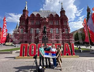 ЕКИПА СРНЕ ПРАТИЋЕ ПАРАДУ ПОВОДОМ ДАНА ПОБЈЕДЕ