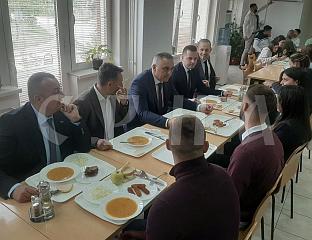 МИНИЋ ПОСЈЕТИО СТУДЕНТСКИ ДОМ И РУЧАО СА СТУДЕНТИМА