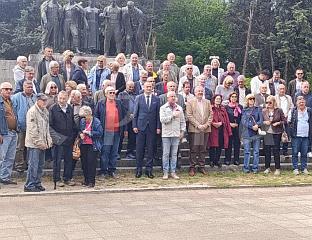 ПОЛОЖЕНО ЦВИЈЕЋЕ НА СПОМЕНИК ПАЛИМ БОРЦИМА ПРОTИВ ФАШИЗМА