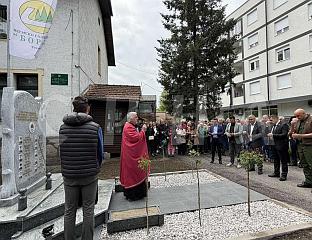 ОСВЕШТАН СПОМЕНИК ПОГИНУЛИМ БОРЦИМА