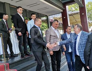 ДОДИК СТИГАО У ДОБОЈ, СТОТИНУ МЛАДИХ ПРИСТУПА СНСД-у