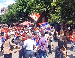 ГИМНАЗИЈАЛЦИ ПРОСЛАВИЛИ ЗАВРШЕТАК ШКОЛЕ УЗ СРПСКЕ ТРОБОЈКЕ И ТРУБАЧЕ